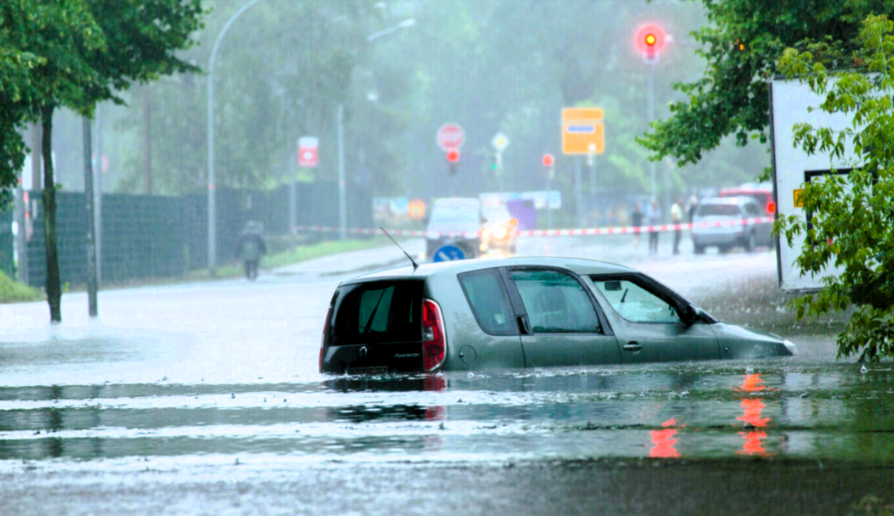 Hochwasser! Österreich ruft Katastrophenalarm aus ++ Dorf in Bayern verschluckt ++ eingestürzte Dresdner Brücke überflutet!