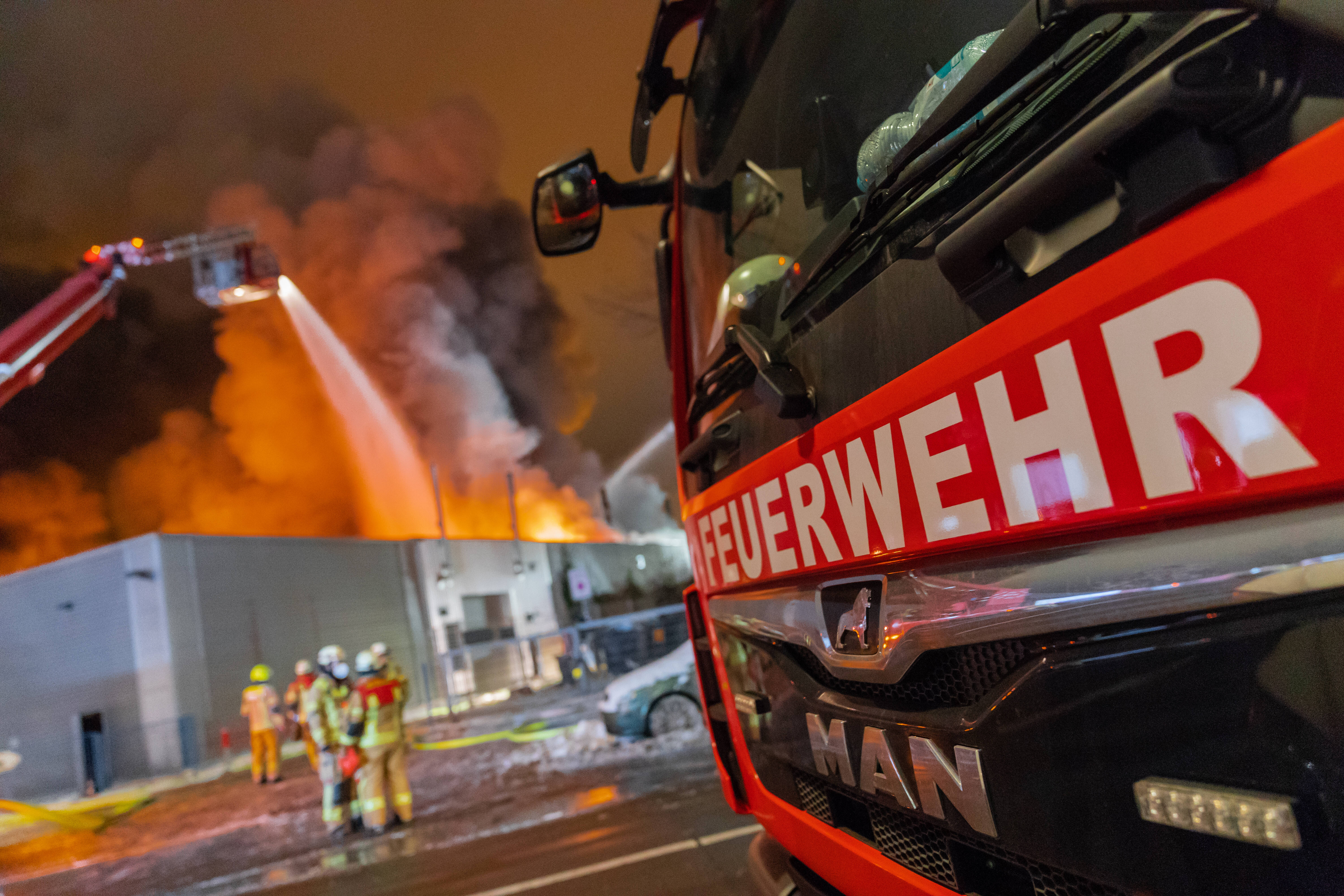 Großbrand in Schule - Gebäude geht komplett in Flammen auf, Großeinsatz der Feuerwehr!