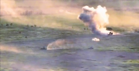 Angriff auf Russland! Kampfverbände durchbrechen russische Grenze und greifen Putins Armee an!