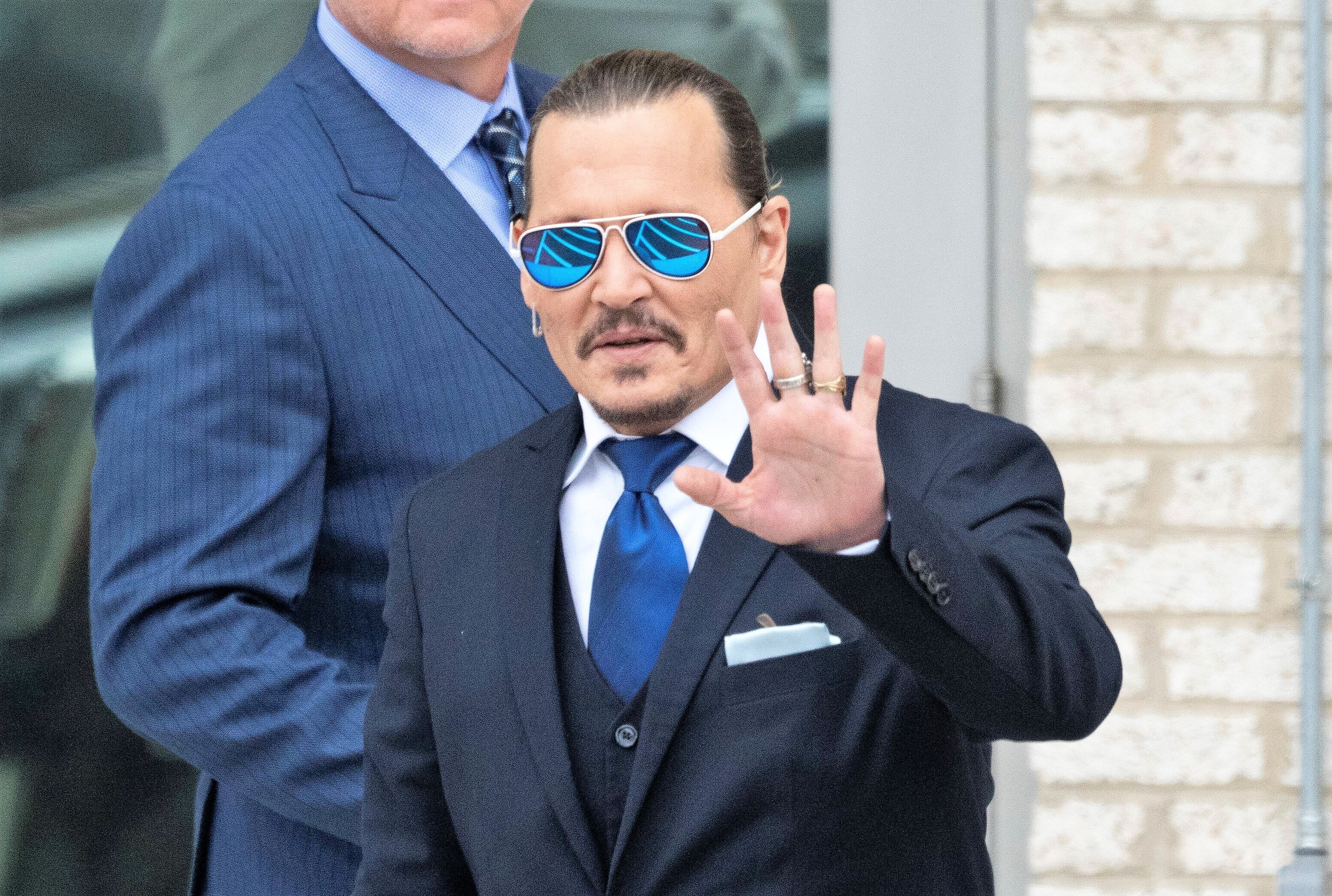 Johnny Depp bewusstlos in Hotelzimmer gefunden! Fans in großer Sorge um die Hollywood-Legende!