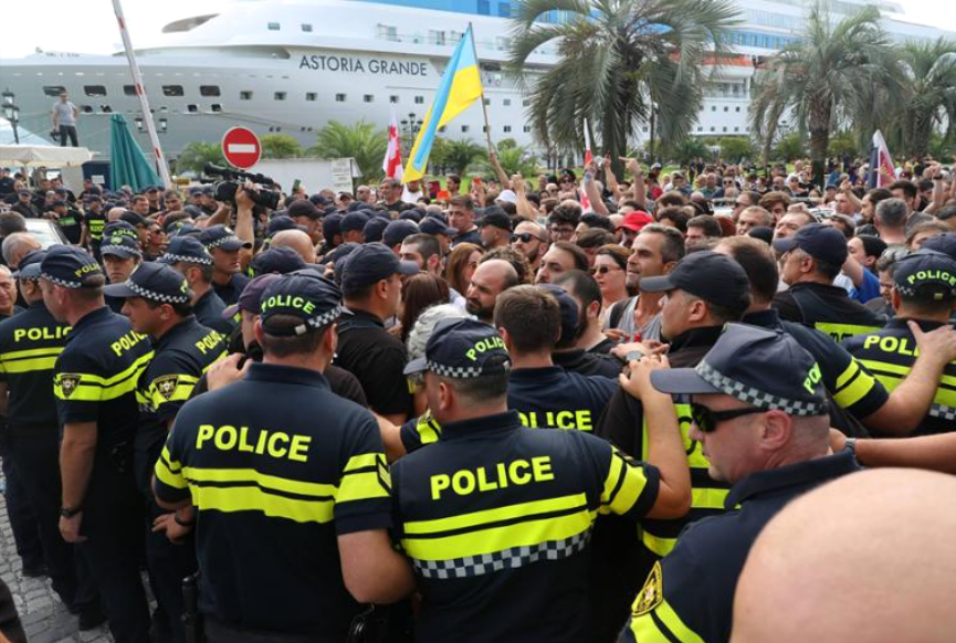 Russische Touristen mit Eiern beworfen! Eklat - Kreuzfahrtschiff voller Russen erlebt Albtraum!