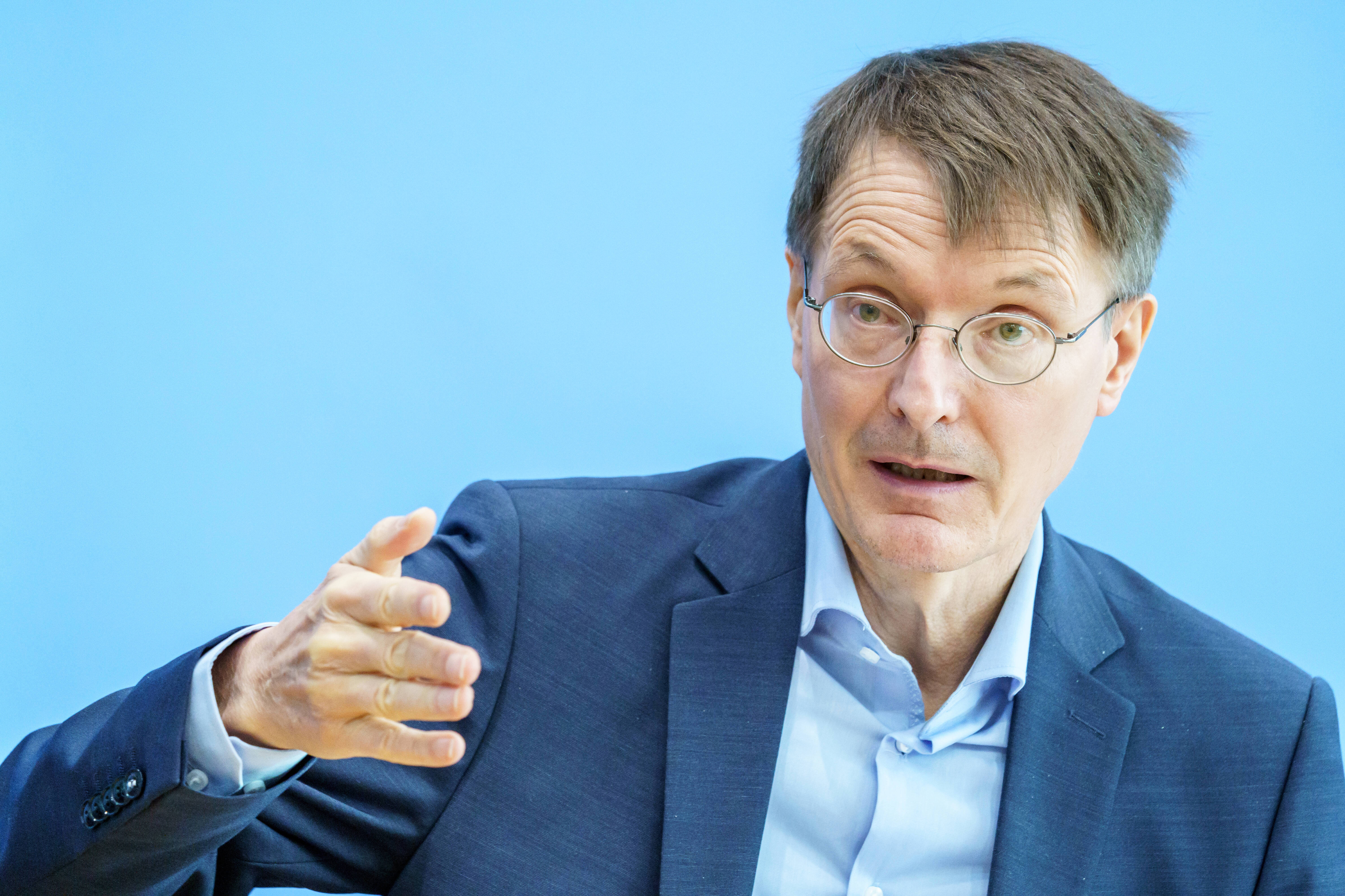 RKI - Maskenpflicht und Impfungen im Herbst? Corona-Infektionen in Deutschland haben sich verdoppelt