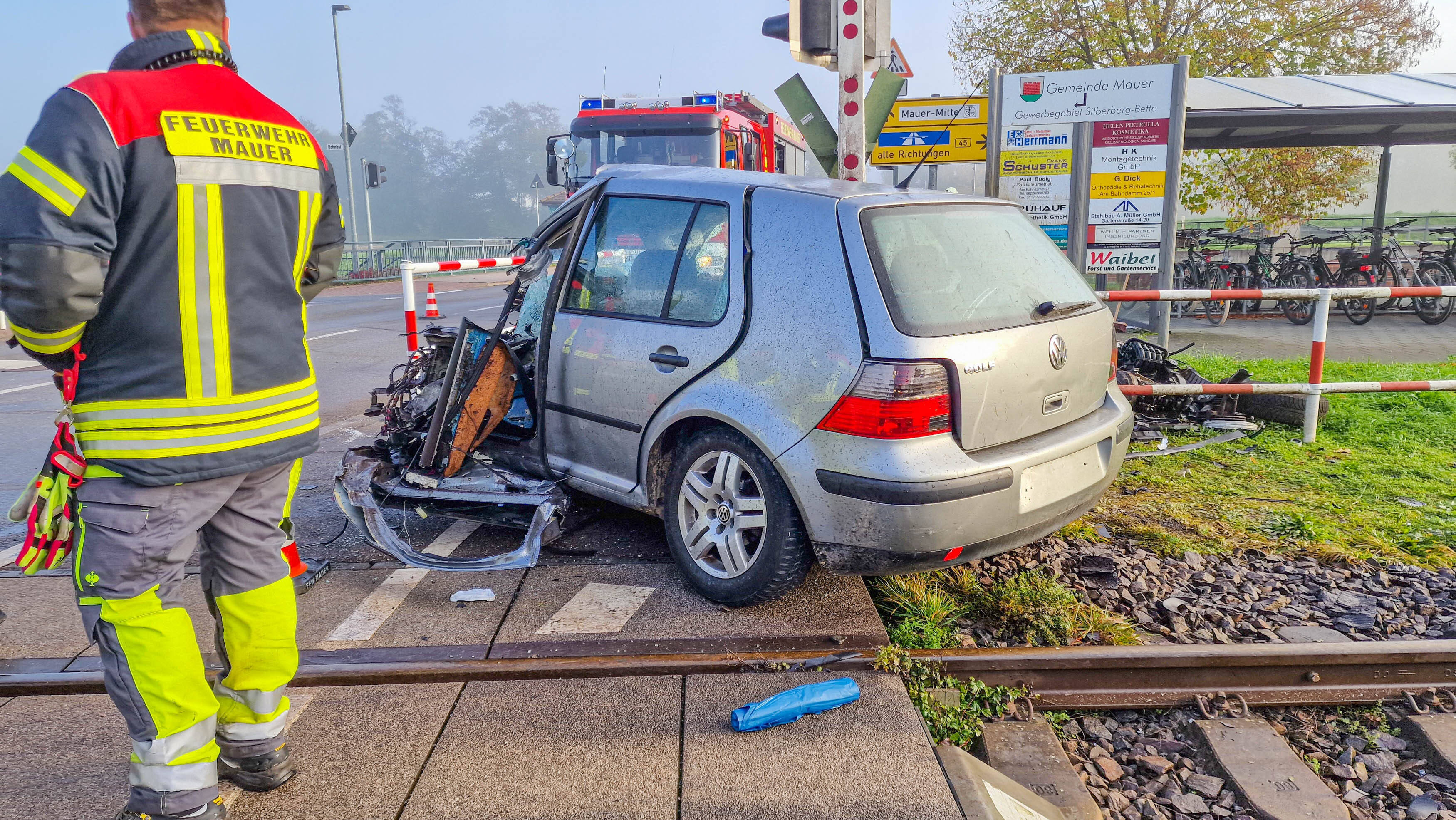 Zugunglück! Bahn rast in Auto - schwerer Unfall an Bahnübergang - Strecke gesperrt!