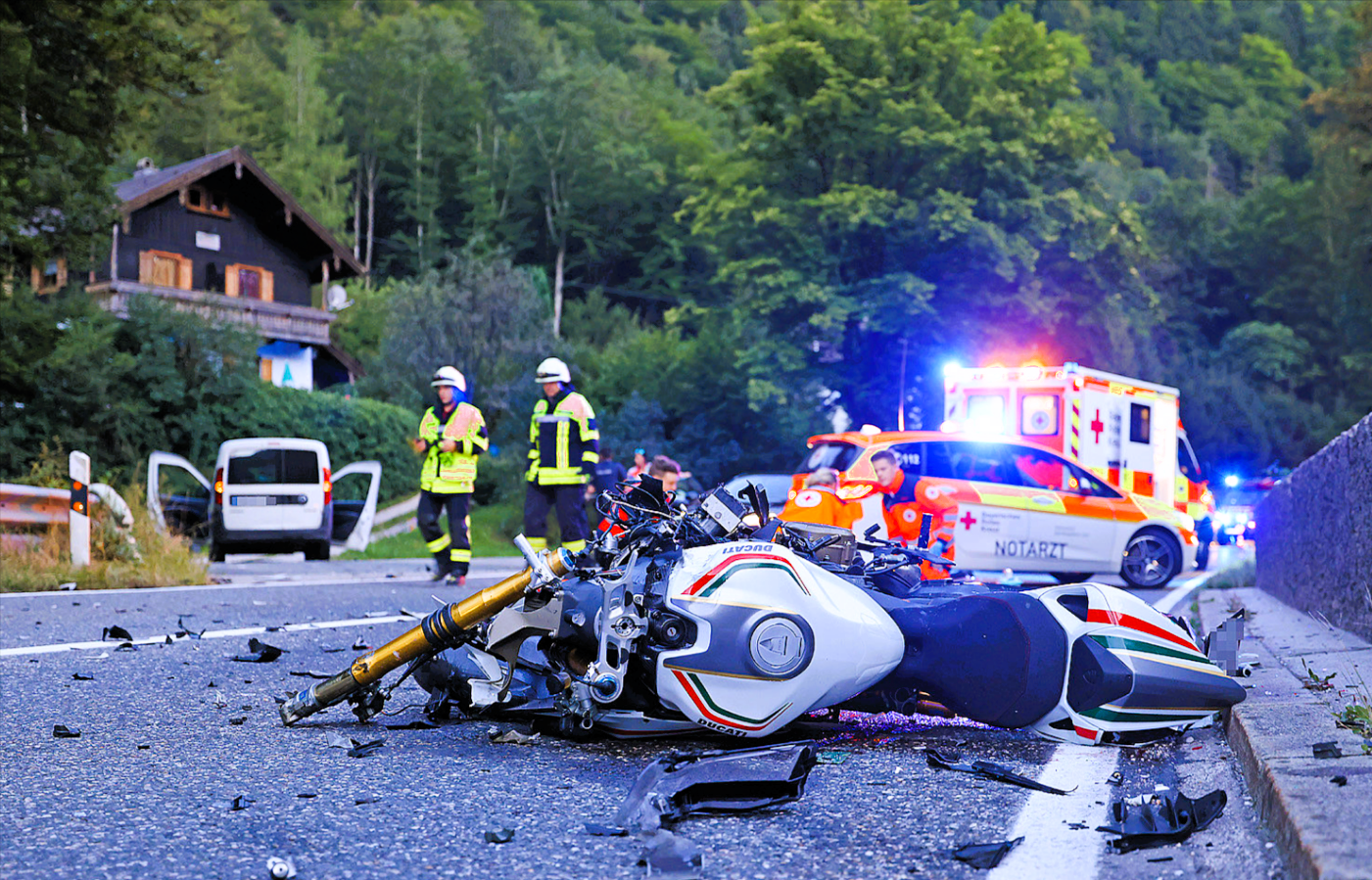 Biker rast in Radfahrerin, 1 Toter, eine schwer Verletzte! Schrecklicher Unfall auf einer Kreisstraße