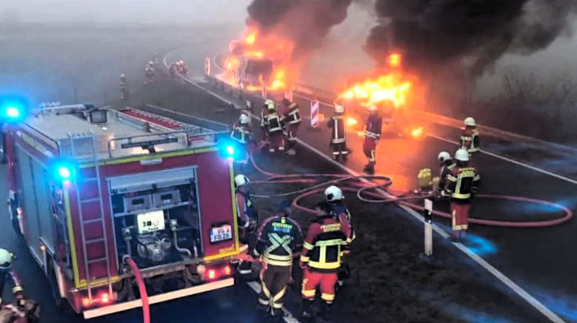 Feuer auf der Autobahn! Vollsperrung! Fahrzeug auf der Autobahn in hellen Flammen