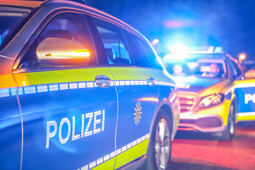 Messerangriff in Straßenbahn! Mann sticht auf Passagiere ein