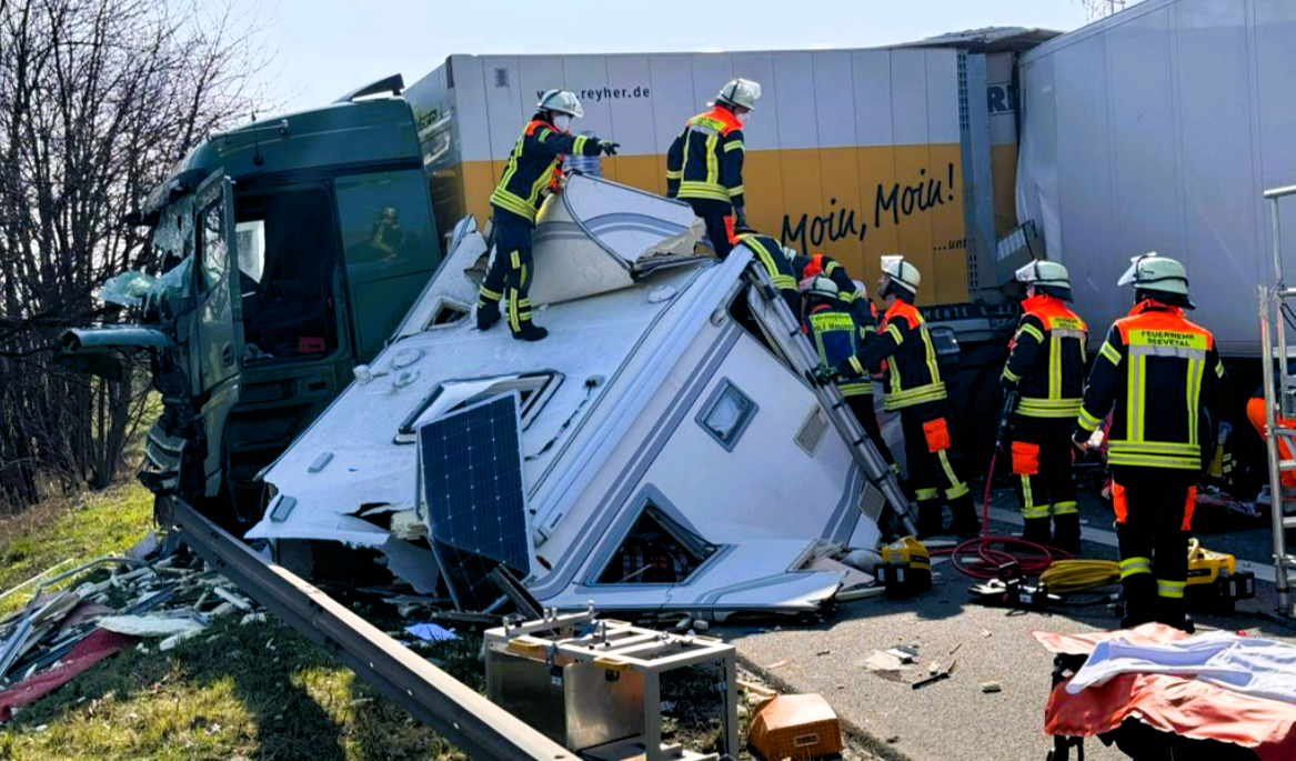 LKW rast in Baustelle und blockiert die Autobahn! Schwerer Unfall führt zu Stauchaos