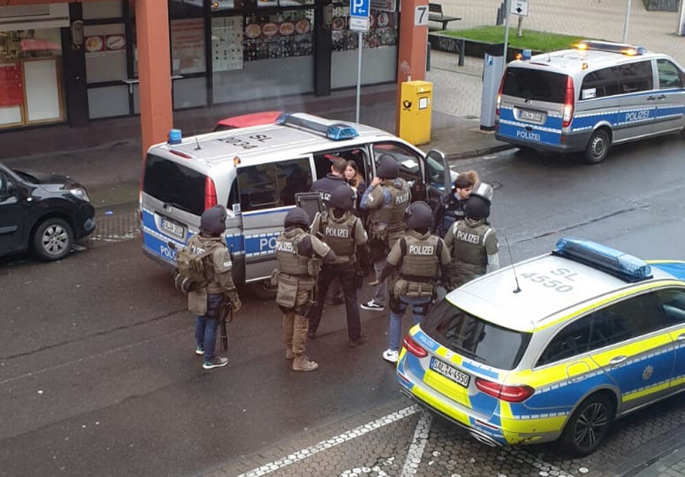 Einkaufszentrum evakuiert! Messer-Angriff im Einkaufsparadies Polizei mit Großaufgebot vor Ort!