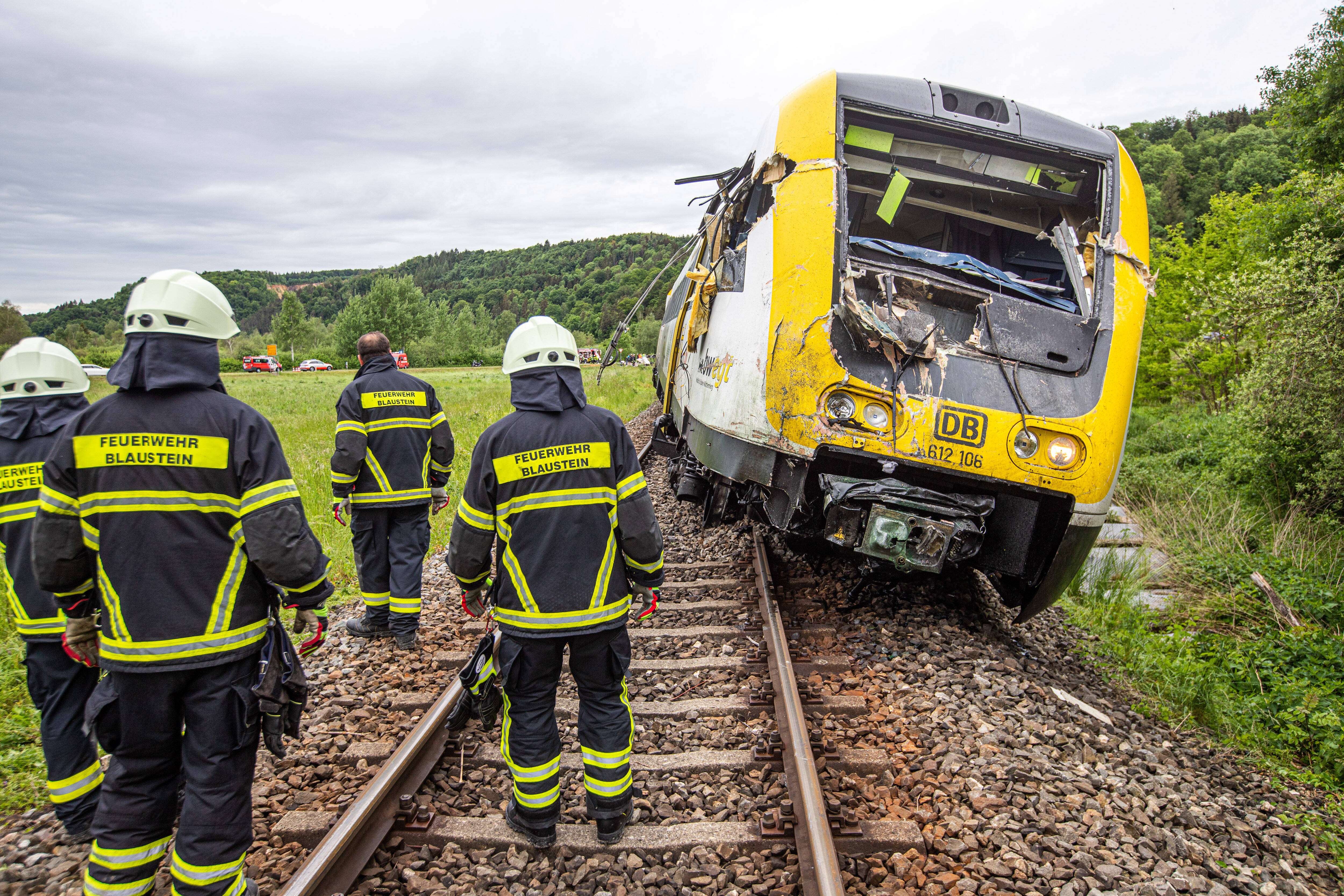 Zugunglück! Bahn rammt SUV von den Gleisen! Mindestens 1 Schwerverletzter!