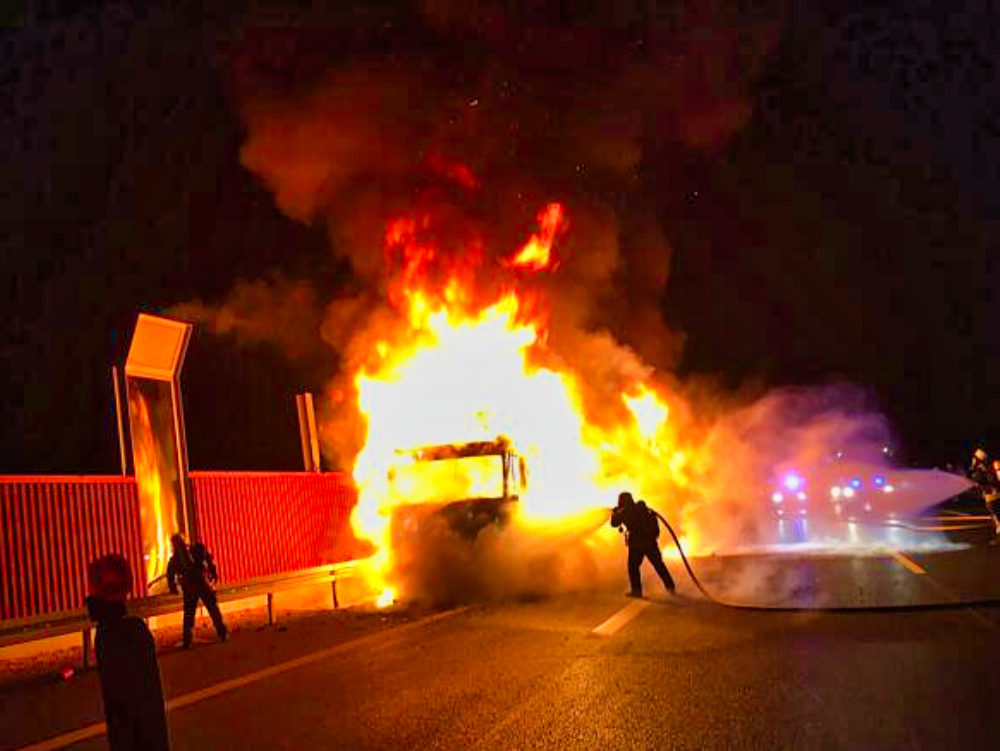 Feuer auf der Autobahn! Vollsperrung! LKW brennt - Flammen und Rauch kilometerweit sichtbar