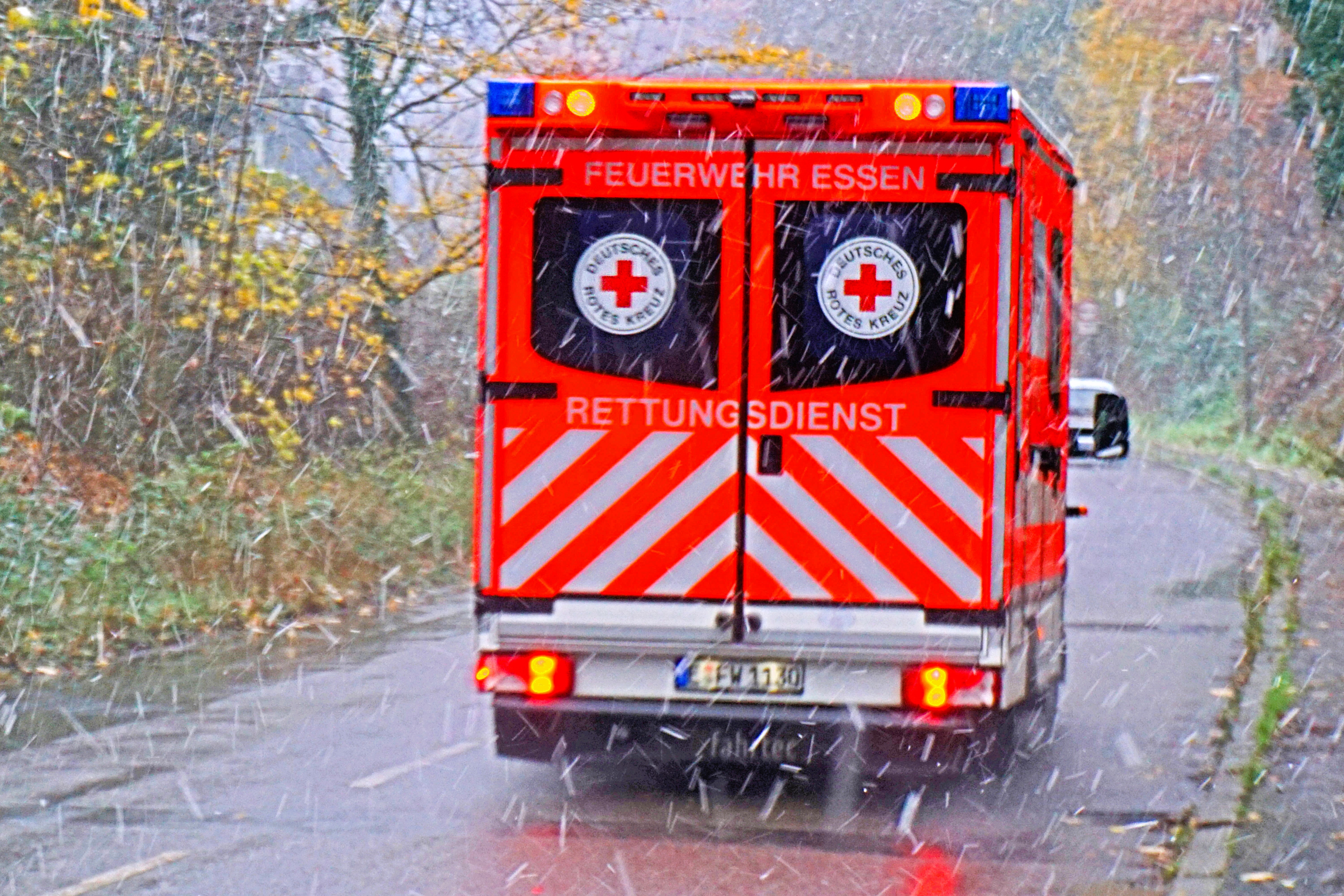 Rettungswagen entführt! Mann droht sich in die Luft zu sprengen - SEK startet wilde Verfolgungsjagd!