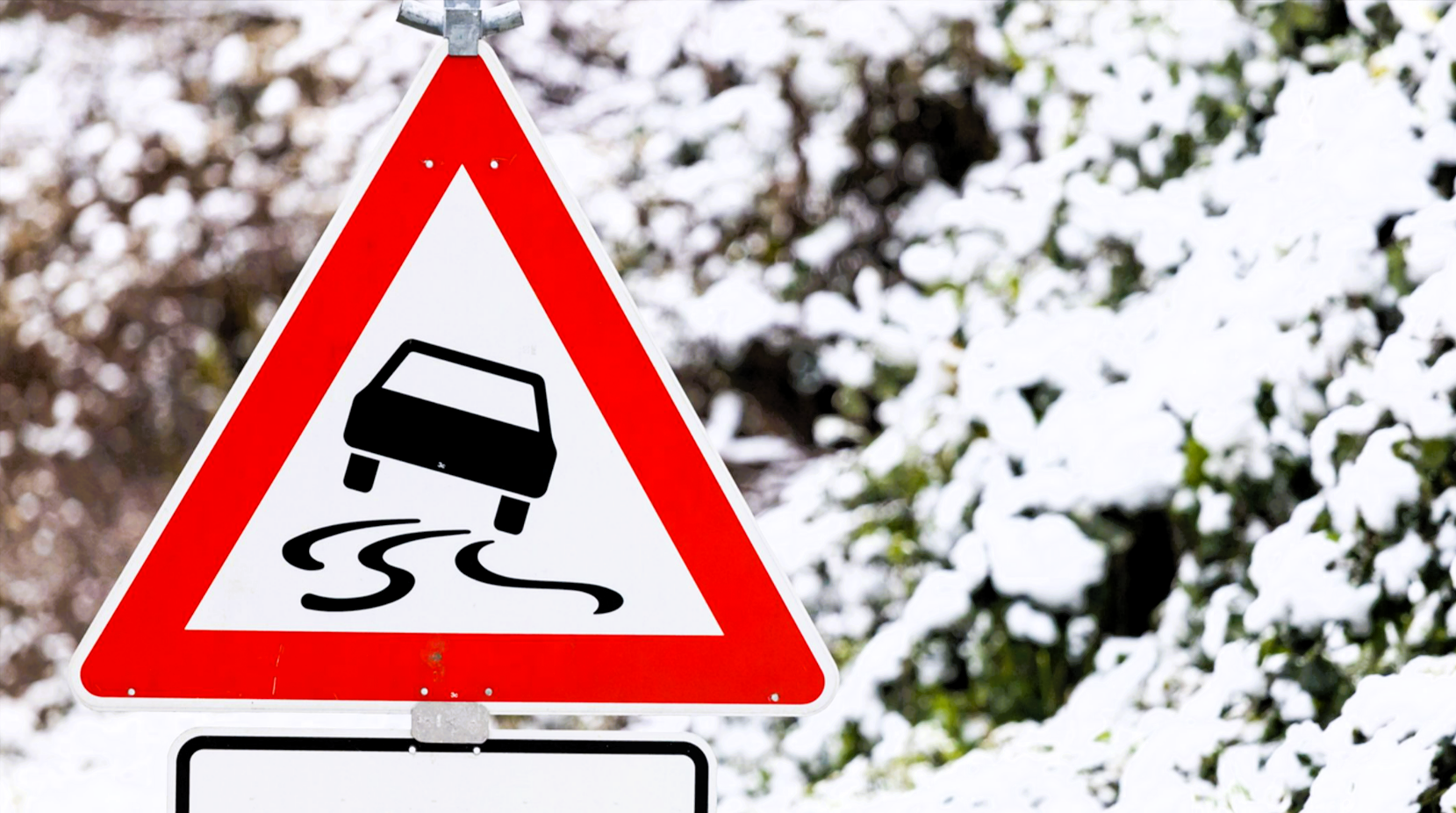 Schnee- und Eischaos auf deutschen Straßen! Polizeiwagen überschlägt sich auf der Autobahn!