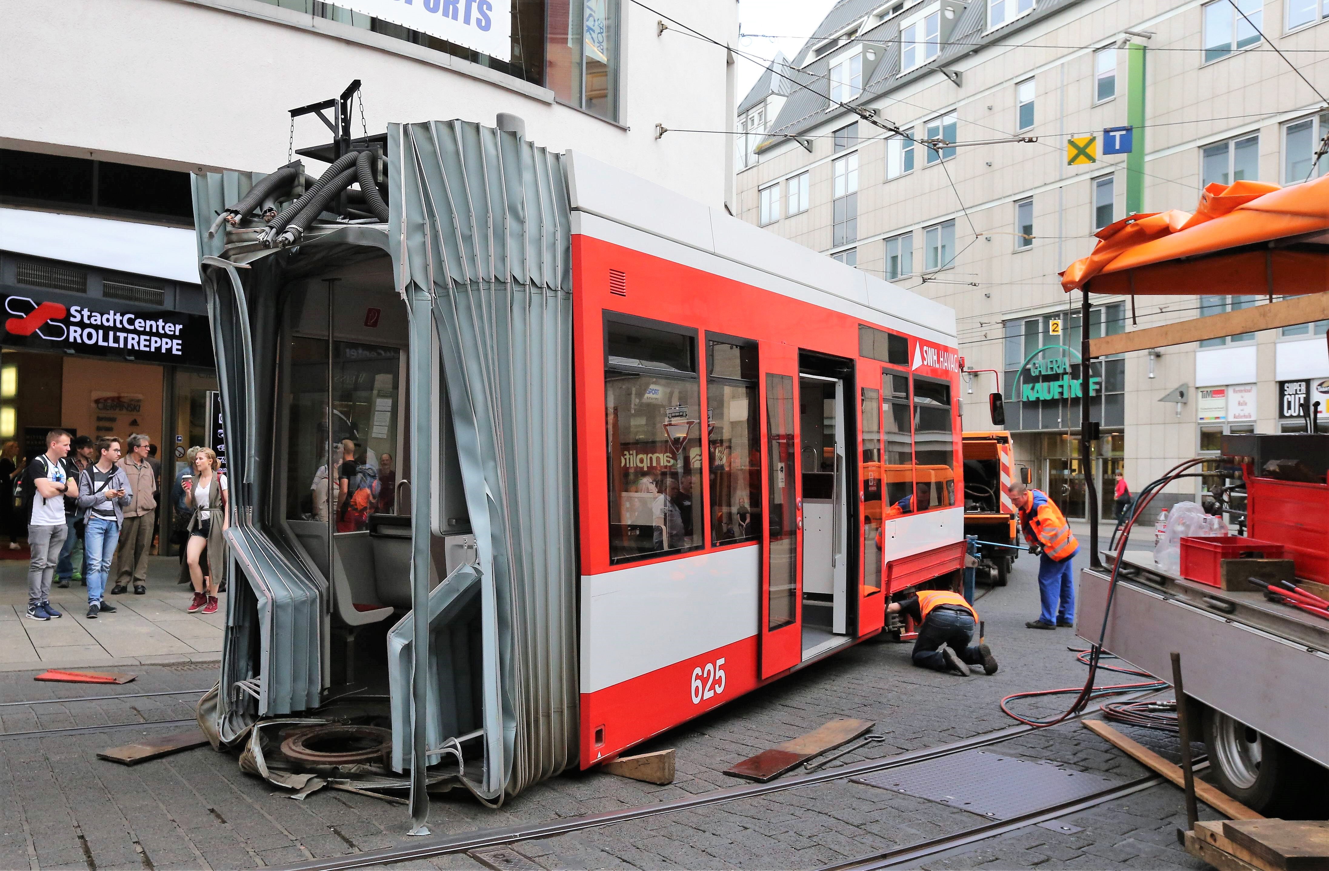 Auto rast in Straßenbahn und geht in Flammen auf! Passagiere müssen Flammenwand entkommen