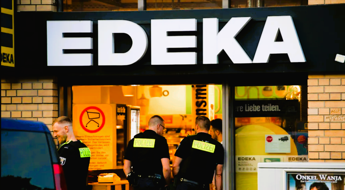 Amokalarm im Edeka-Markt! Frau wird von Fremden in den Hals gestochen - Großeinsatz der Polizei!