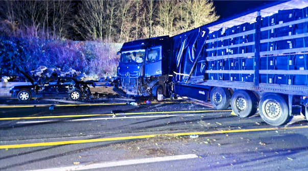 Chaos auf der Autobahn! Betrunkener LKW-Fahrer - Lebensgefahr, 26 Menschen verletzt - teilweise schwer!