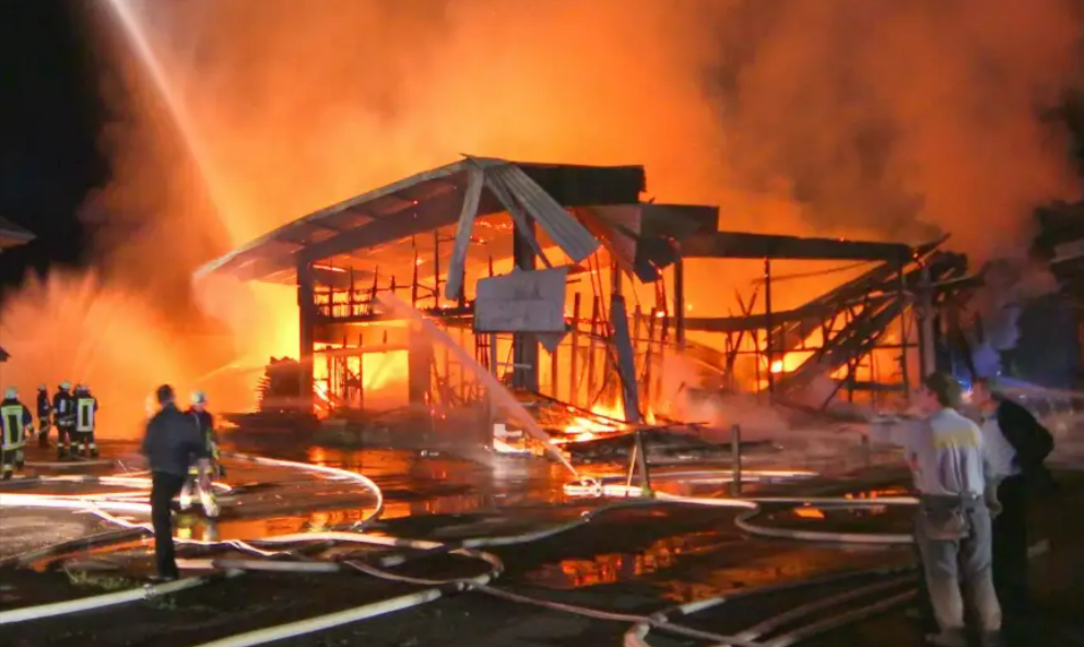 Spaßbad eingestürzt! Beliebte Therme ein Opfer der Flammen