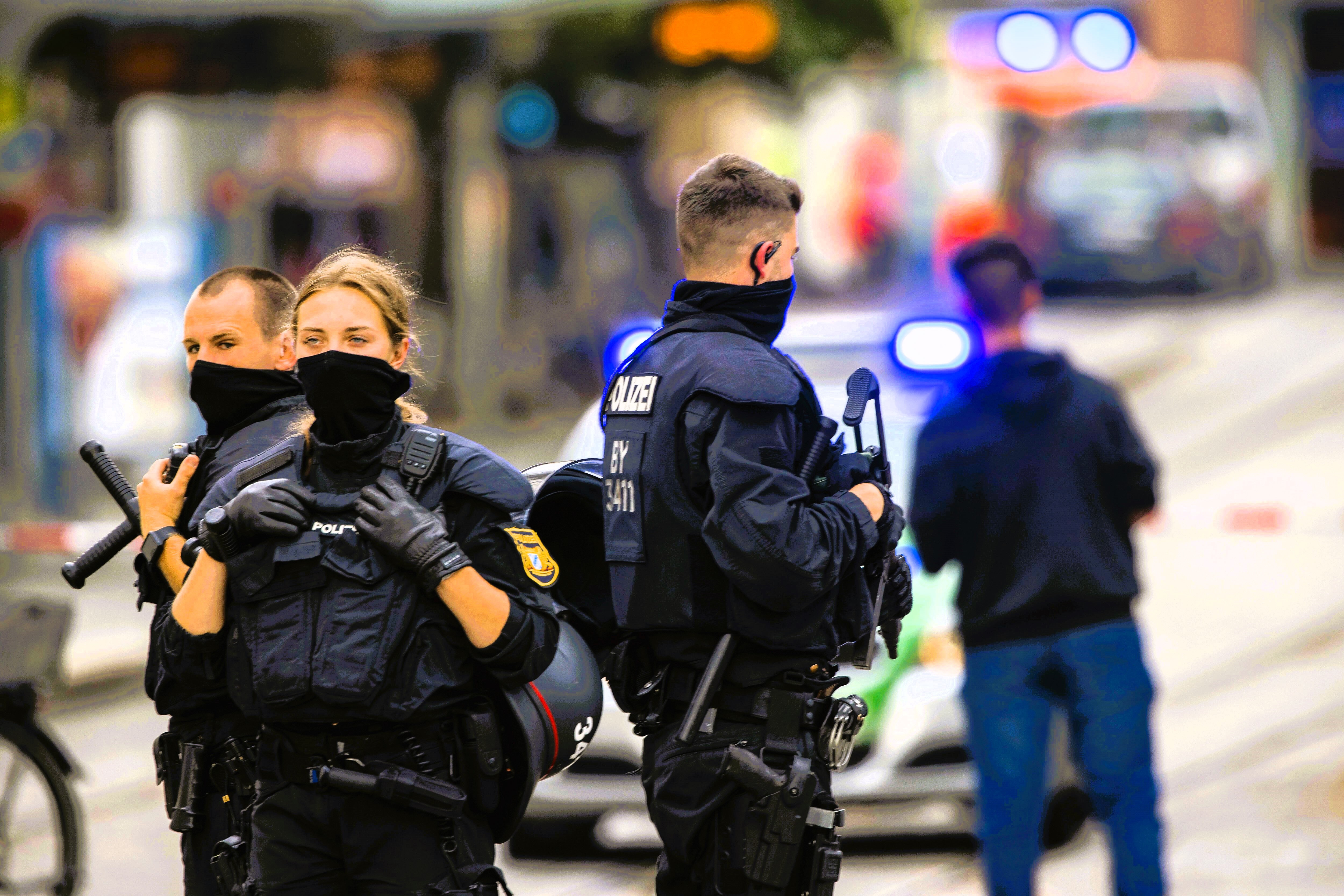 Polizei erschießt Messerangreifer nach Angriff auf Polizisten!