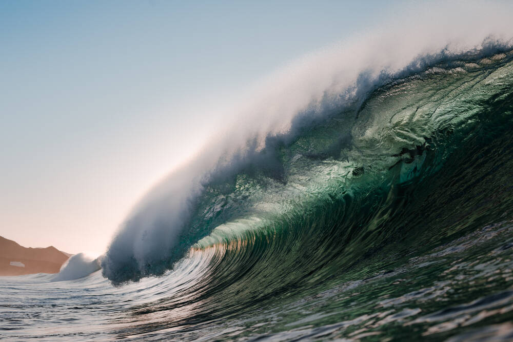 Des vagues géantes emportent plusieurs touristes en mer ! Une île espagnole devient un cauchemar