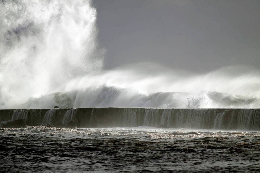 Massive Welle zieht zahlreiche Touristen ins Meer! Spanische Insel wird zum Albtraum