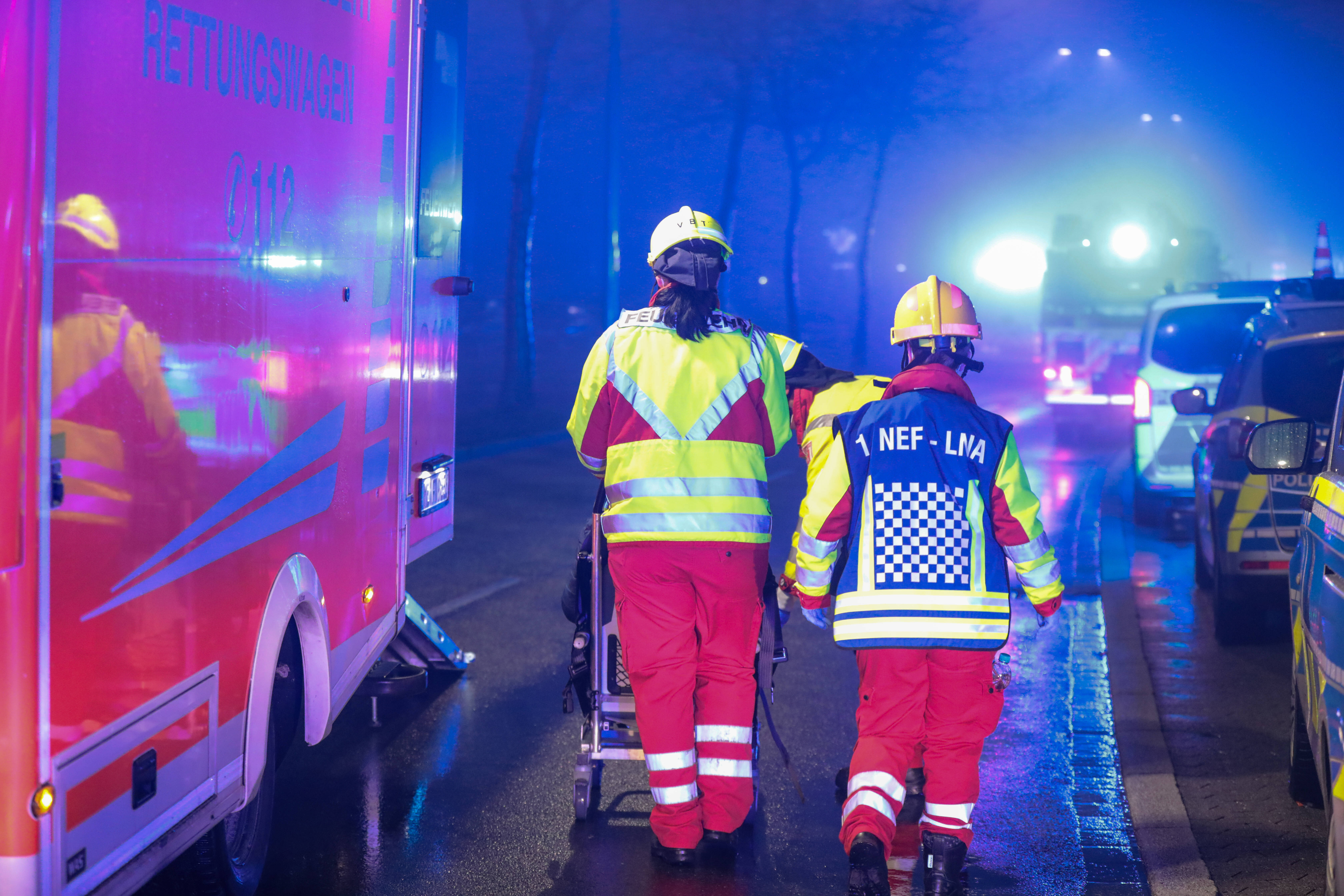 18-jähriger ohne Führerschein verursacht schrecklichen Unfall! 3 Menschen tot – ganze Familien zerstört!