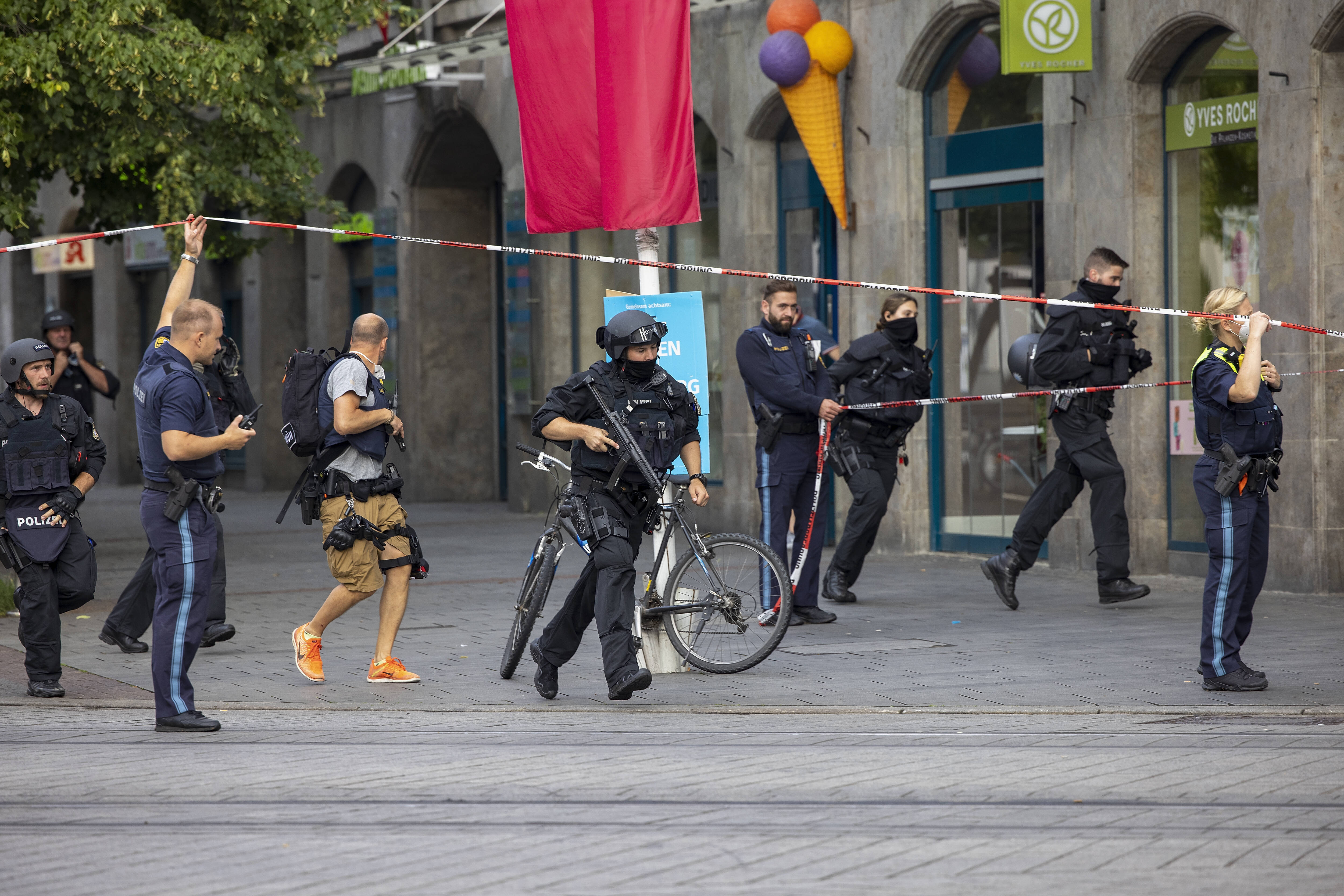 Junge (14) läuft an Schule Amok - mindestens 6 Tote! Es war die Waffe seines Vaters!