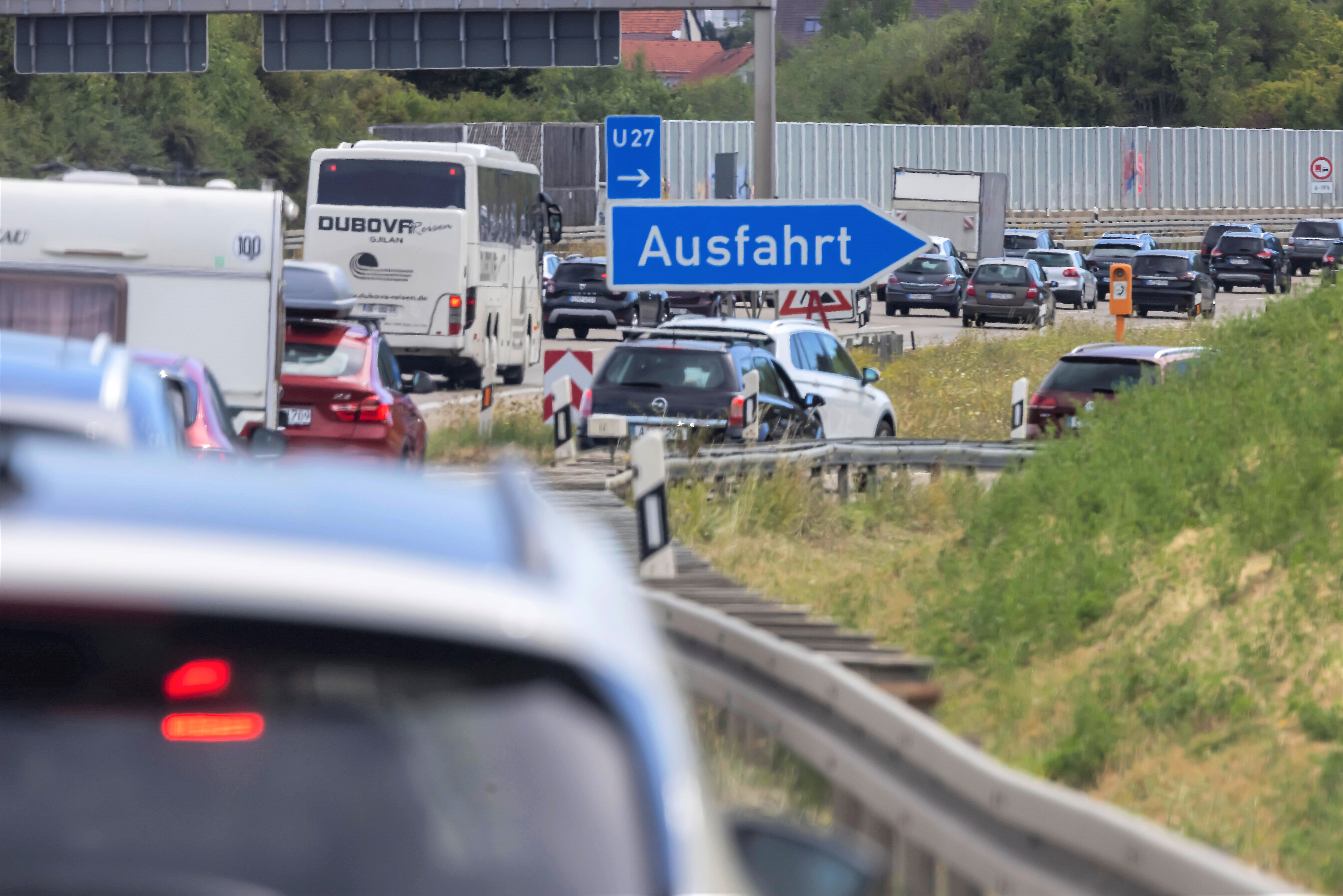 Vollsperrung auf der Autobahn! Polizeiauto kracht in Wohnmobil - 4 Personen verletzt nach schwerem Unfall