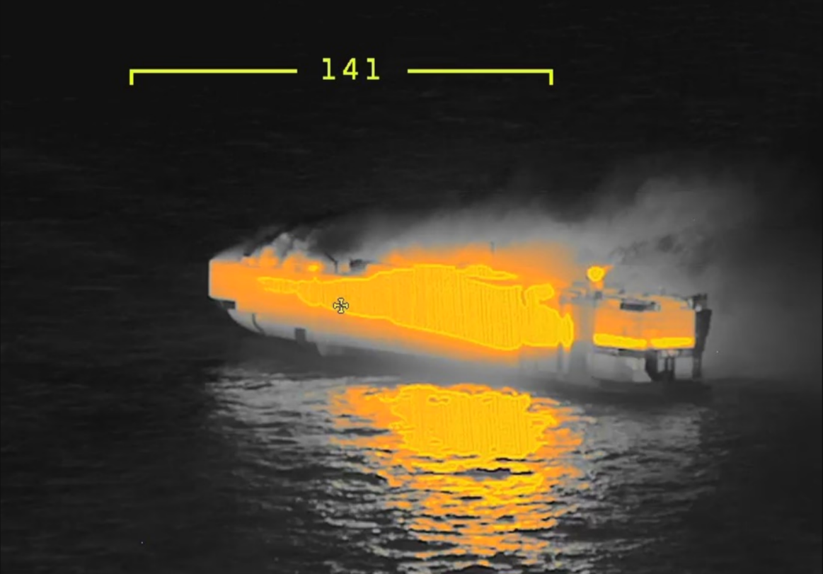Frachter-Katastrophe auf der Nordsee! Autofähre steht in Flammen und droht zu sinken! Verzweifelter Kampf der Rettungskräfte!