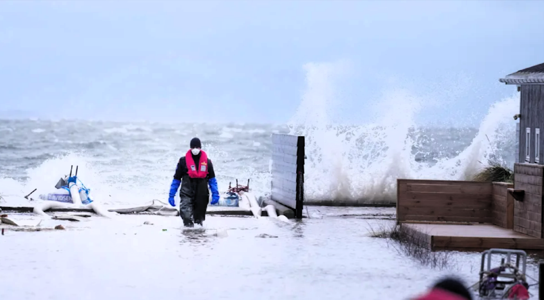 Die Sturmflut ist da! Flensburg, Kiel und Lübeck melden schwere schwere Sturmflut Schäden - ganze Küste unter Druck!