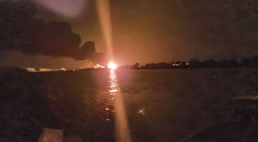 Putins größtes Stahlwerk brennt! Ukraine-Drohnen-Angriff zum 2. Jahrestag des Krieges!