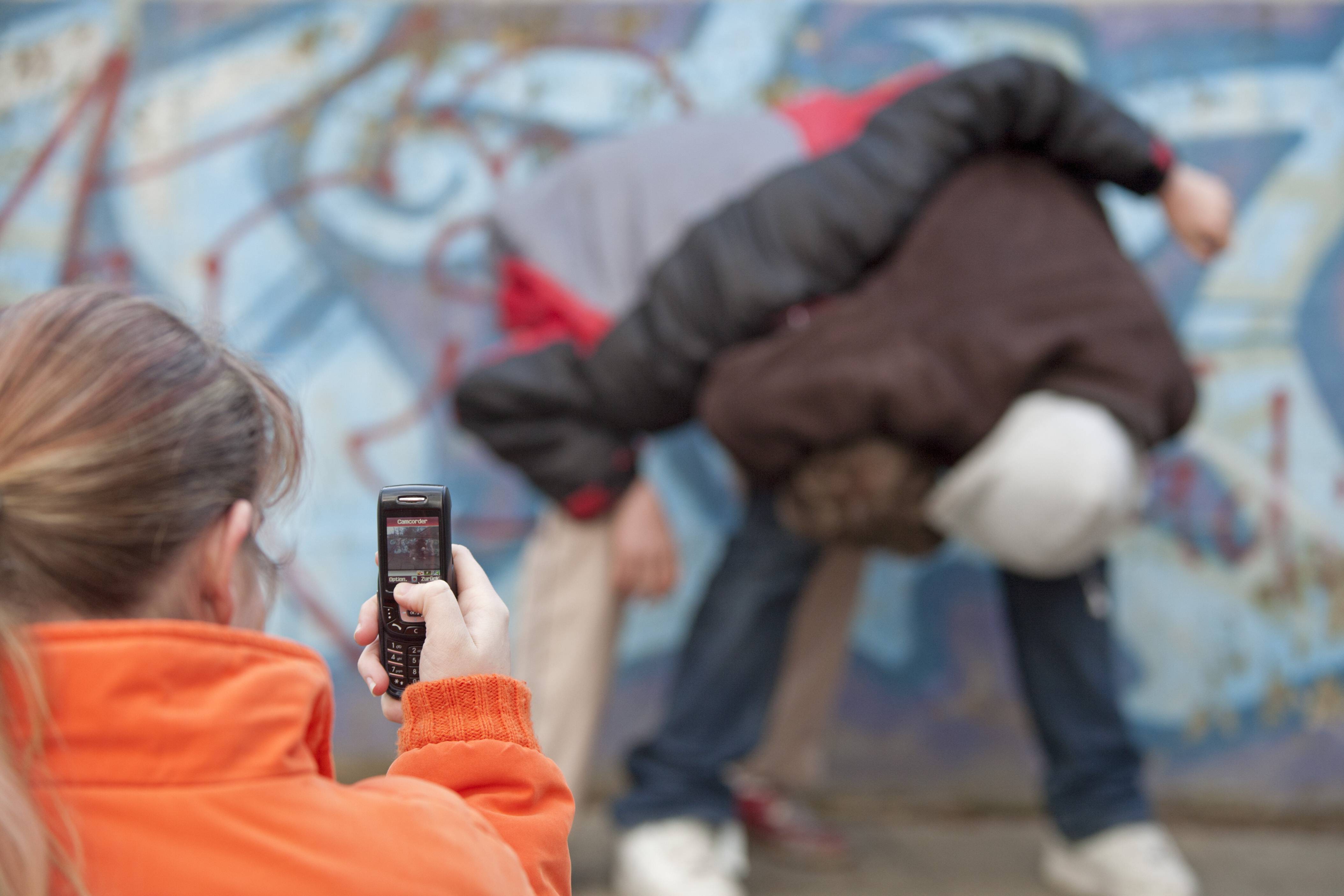 Angriff auf Schulhof! Mitschüler würgt Kind bis zur Bewusstlosigkeit