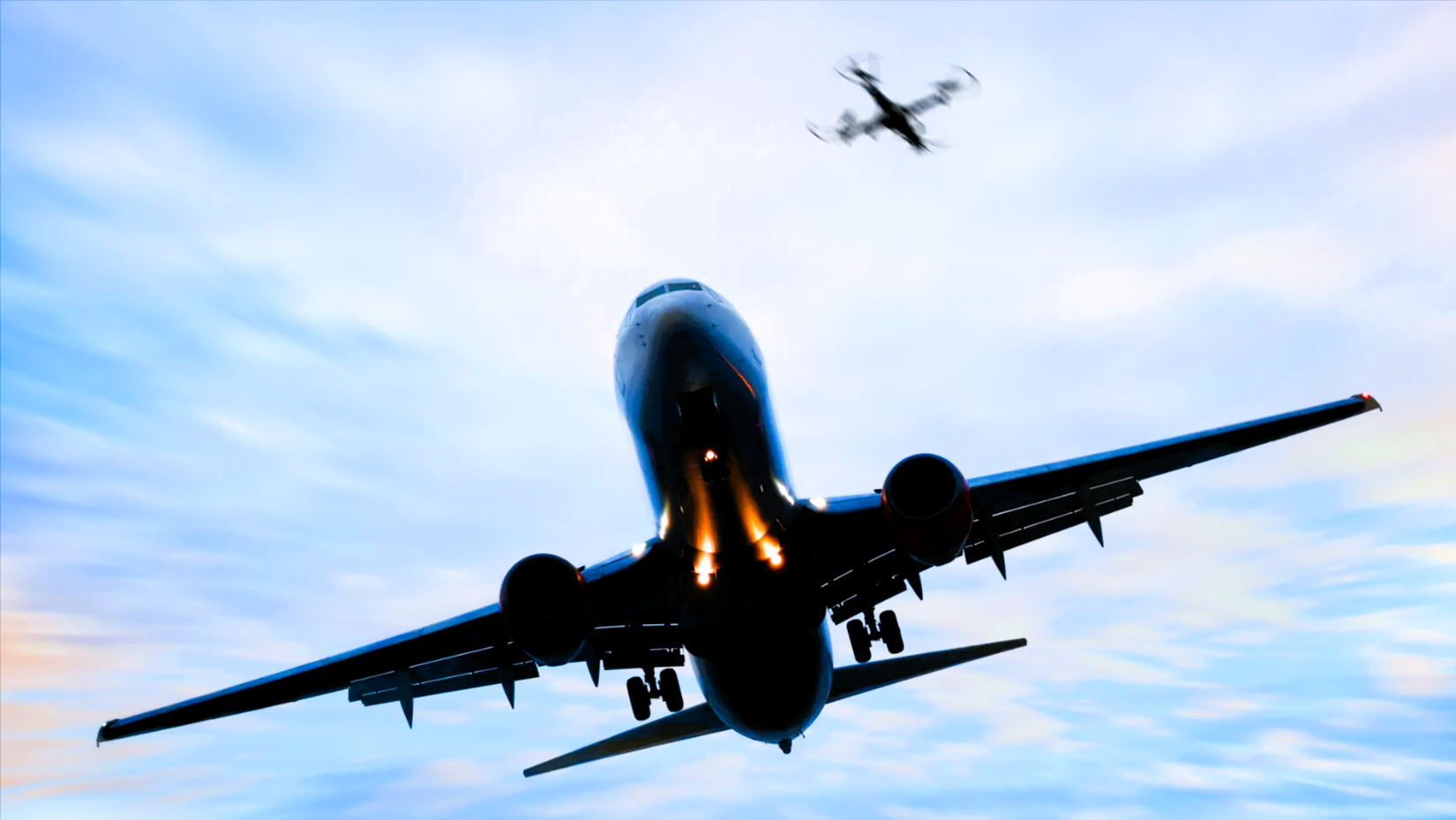 Schwere Unwetter über Deutschland! Mehrere Passagier-Flugzeuge funken Notsignal Code 7700!