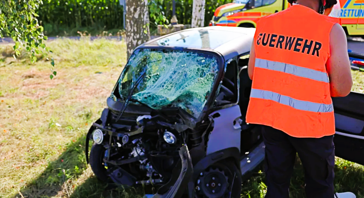 Kind stirbt bei schlimmen Unfall! LKW erfasst Microcar - 15-jährige Teenagerin stirbt