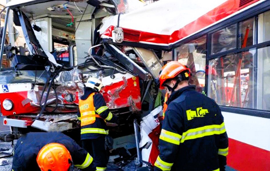 Junge auf Schulweg schwer verletzt - Bahn erfasst neunjährigen Jungen!