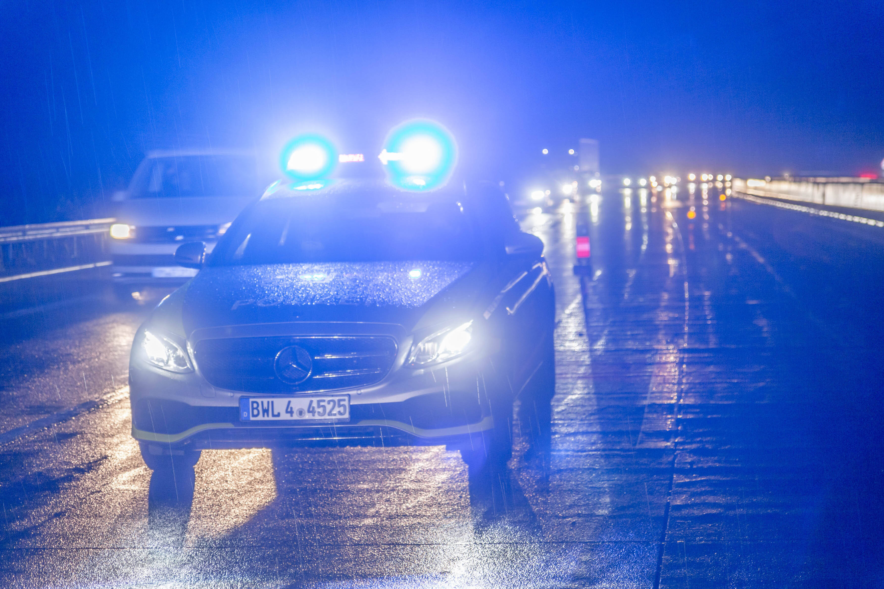 Leiche lag neben brennendem Fahrzeug! Mysteriöser Todesfall in Buchholz