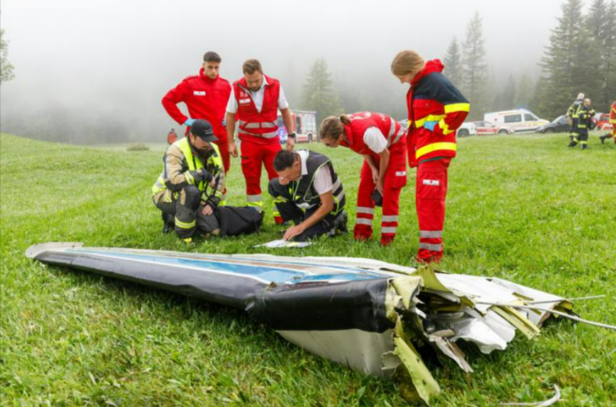 Flugzeugabsturz über Deutschland - Maschine schlägt auf Schrottplatz ein - Rettungskräfte bergen Leichen