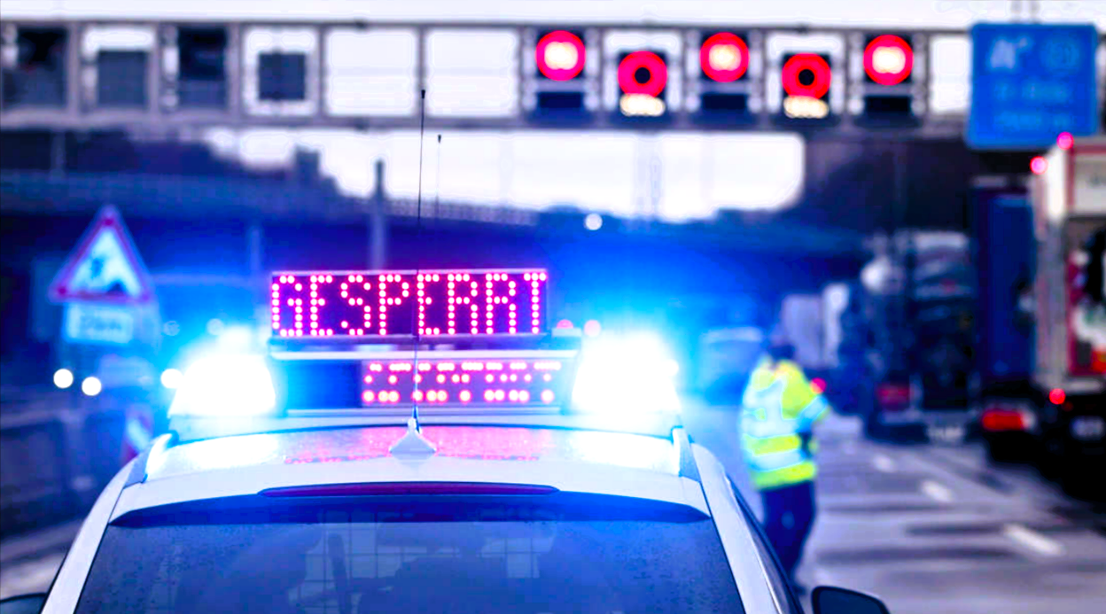 Feuer auf der Autobahn! Vollsperrung! Fahrzeug auf der Autobahn in hellen Flammen