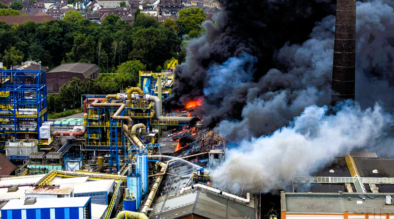 Giftige Rauchwolken! Chemiewerk in hellen Flammen - Feuerwehr warnt die Bevölkerung