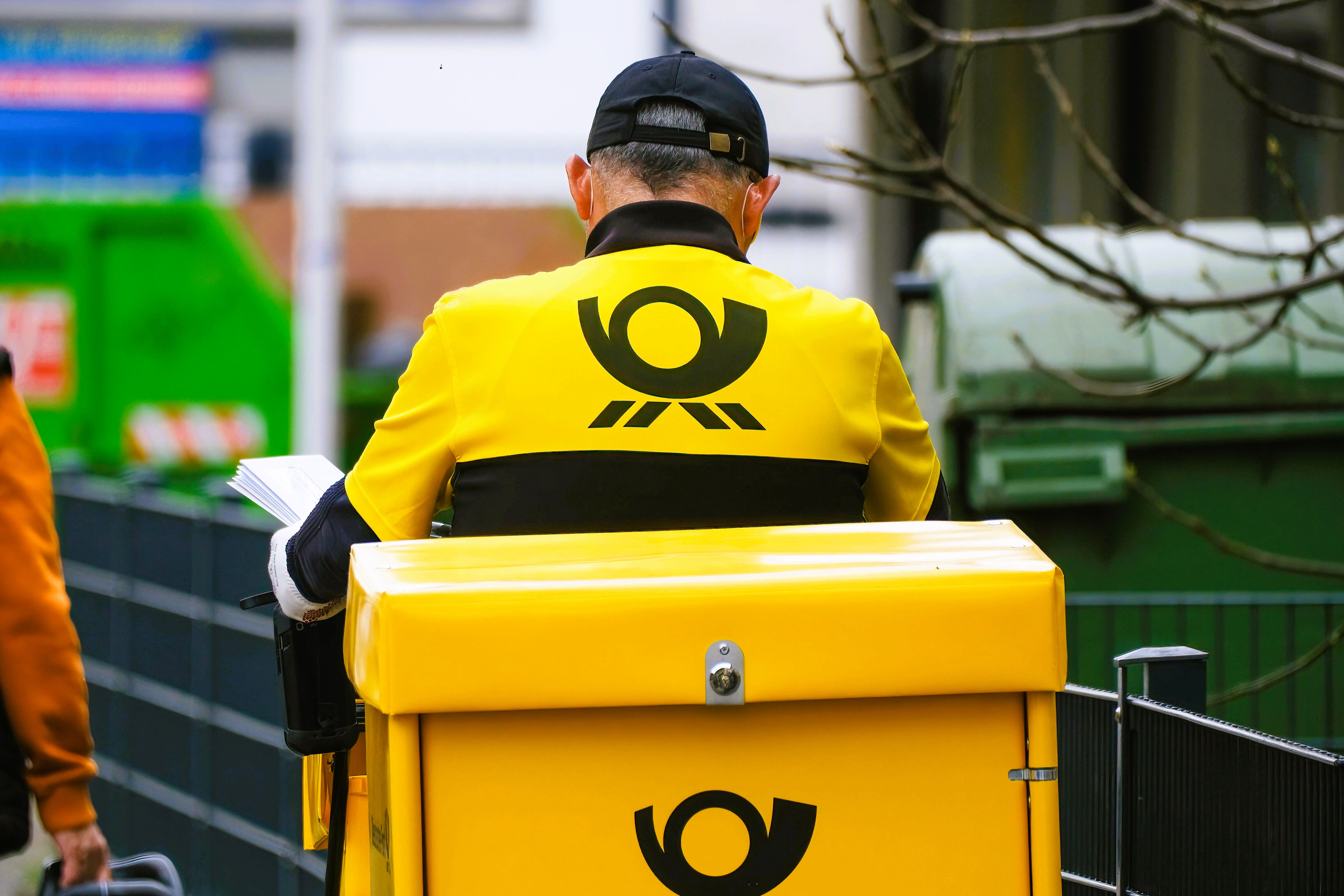 Tödlicher Unfall! Postbotin vom eigenen Transporter überrollt