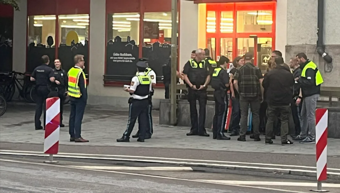 Messer-Angriff am Bahnhof! Heldenhafter Teenager verhindert Blutbad: Wie ein 14-Jähriger das Leben seiner Mutter rettete!