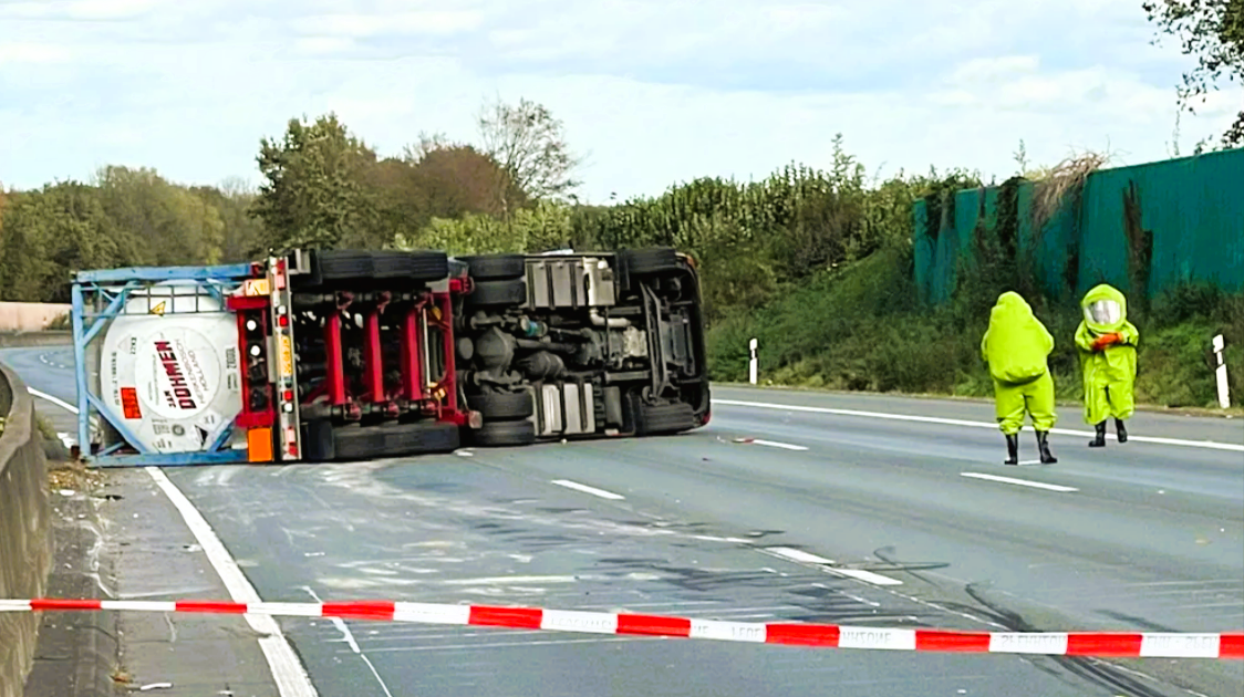 Stau auf der Autobahn - Umgestürzter LKW blockiert komplette Fahrbahn!