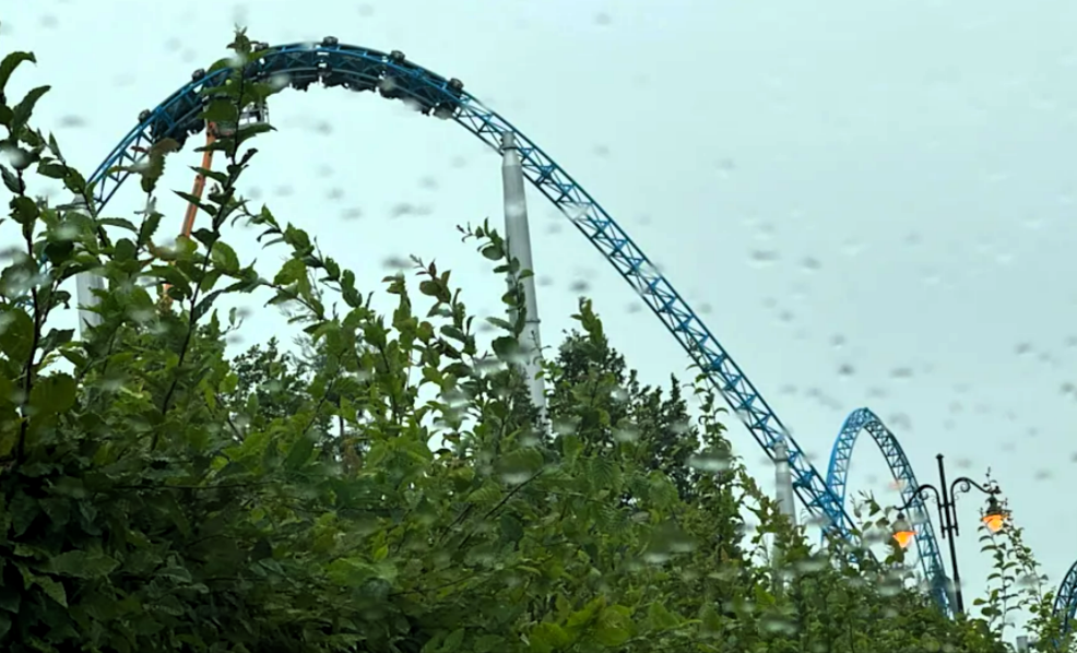 Unfall im Europapark Rust - Achterbahn bleibt kurz vor Looping stecken und hängt Kopfüber!