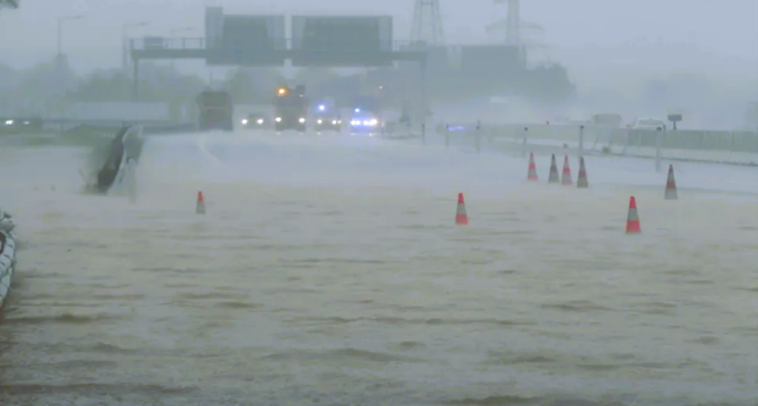 Autobahnen überflutet! Schweres Hochwasser - Feuerwehrmann im Einsatz ertrunken!