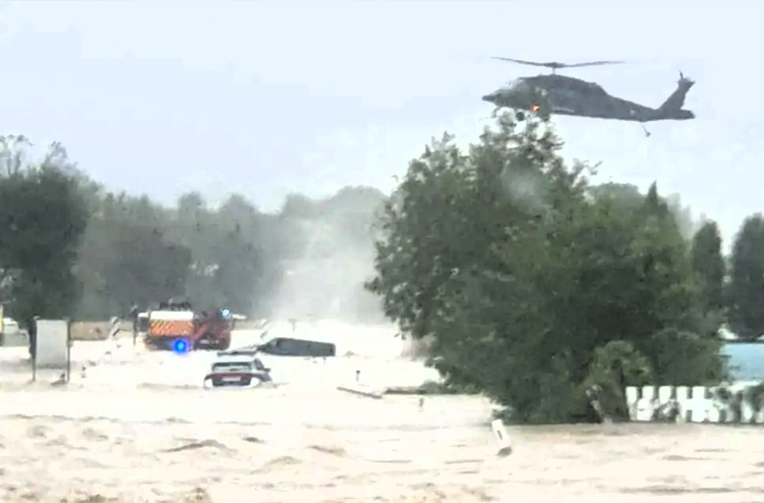 Wegen Hochwasser - Passagiere auf Kreuzfahrtschiffen gefangen!