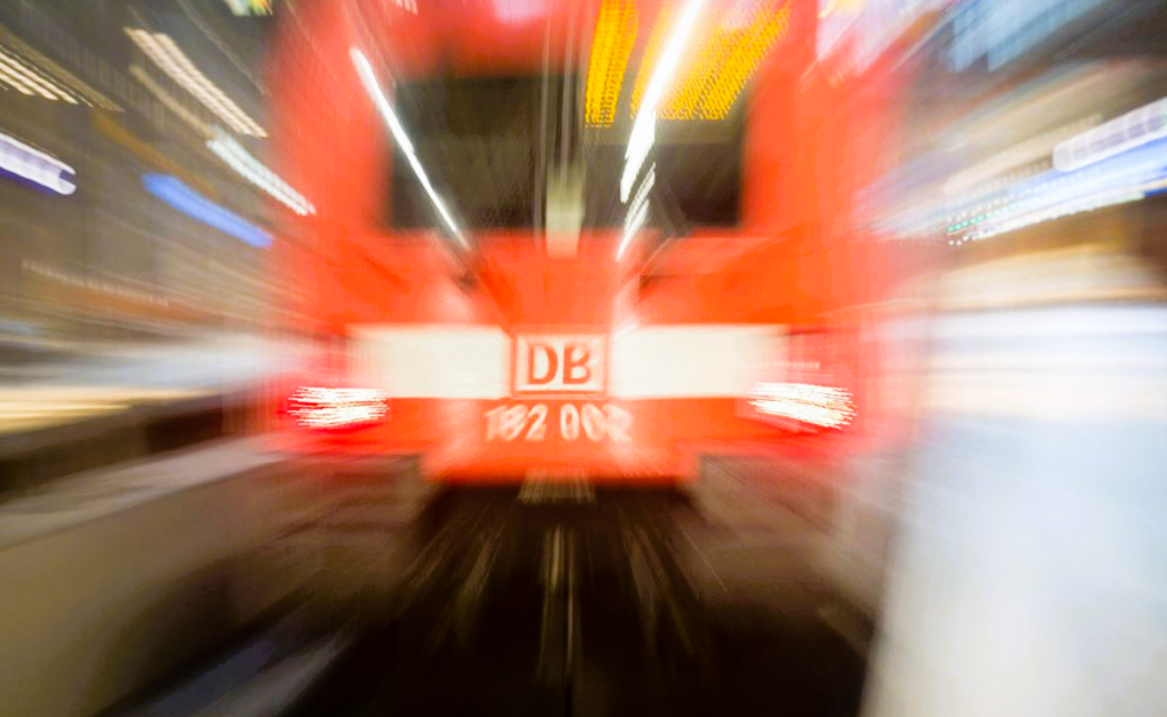 Tödliches Bahnunglück! Schülerin (14) von Intercity erfasst und getötet