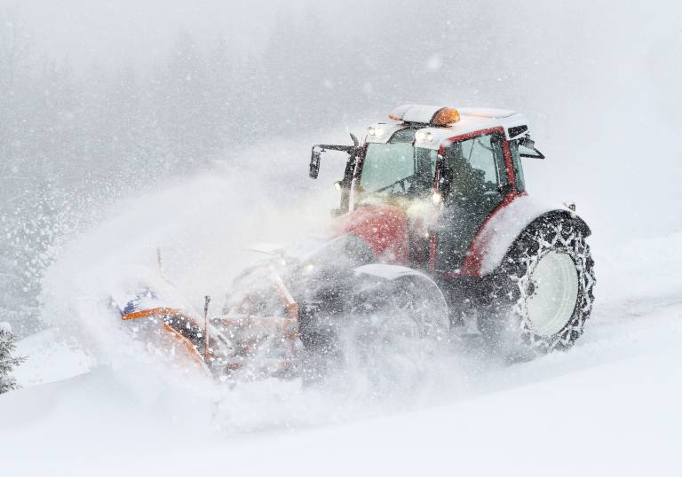 Schwere Schneefälle! Berghütten und Wanderer durch Schneemassen von Außenwelt abgeschnitten