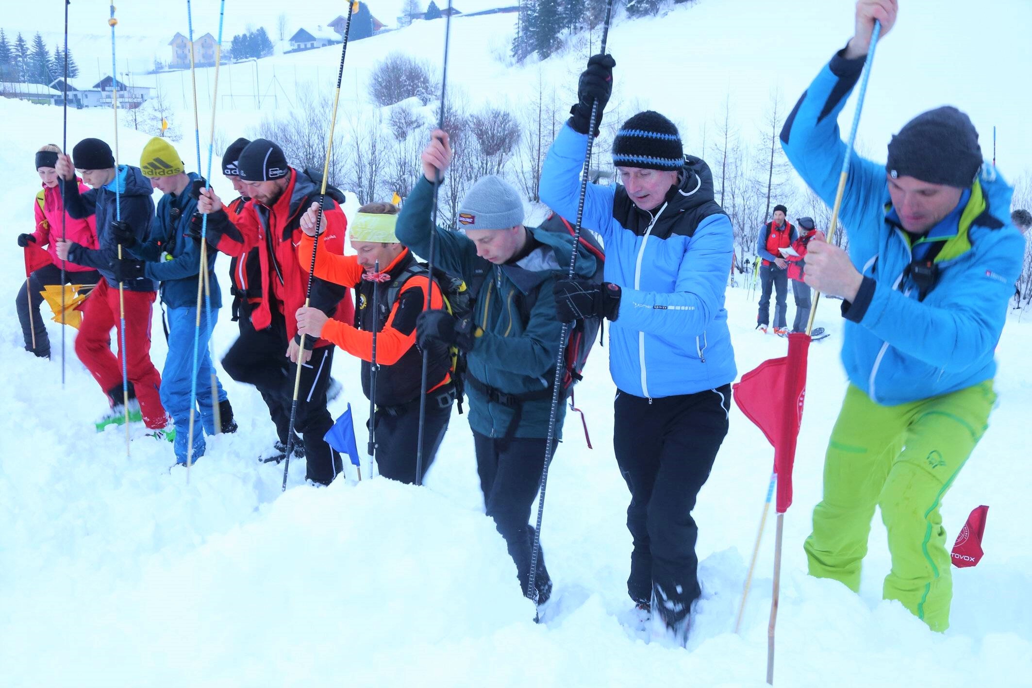 Lawinenunglück in Österreich - deutsche Touristin stirbt! Gruppe von Wanderern verschüttet