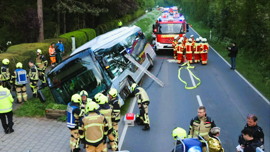 Eilmeldung! Auto rast in Schulbus - Mehrere Verletzte gemeldet!