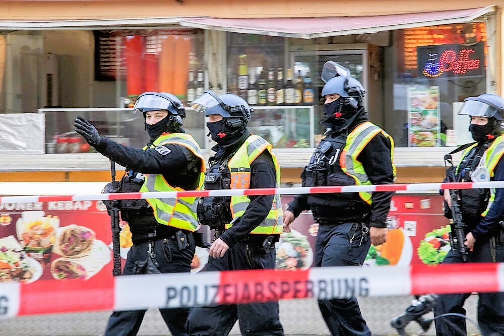 Einkaufszentrum evakuiert! Messer-Angriff im Einkaufsparadies Polizei mit Großaufgebot vor Ort!