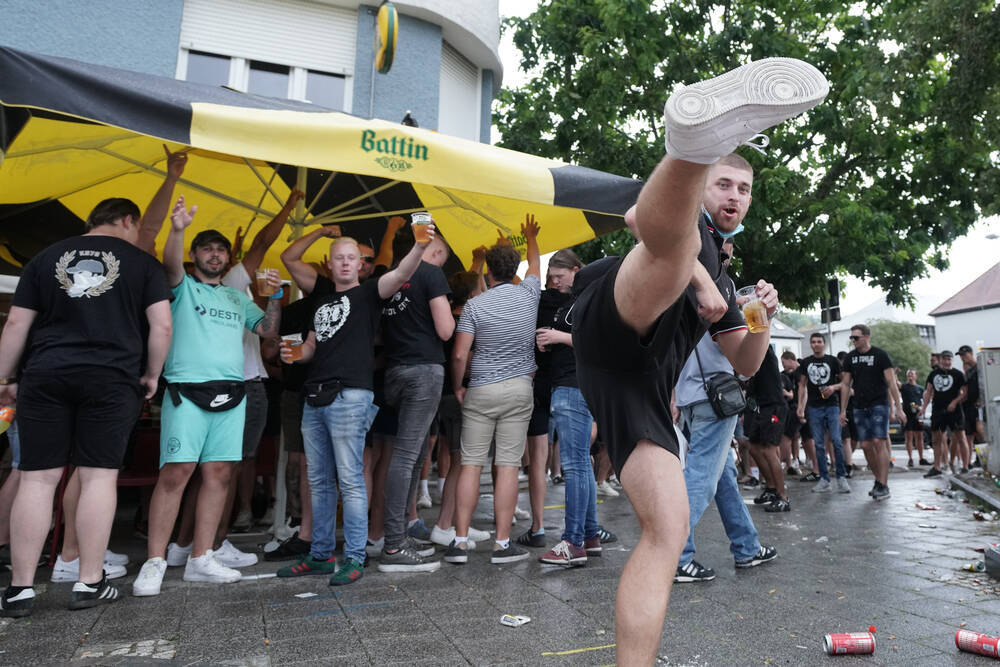 Jugend-Fußballspiel endet tödlich mit Schlägerei - 15-jähriger Spieler brutal totgetreten!