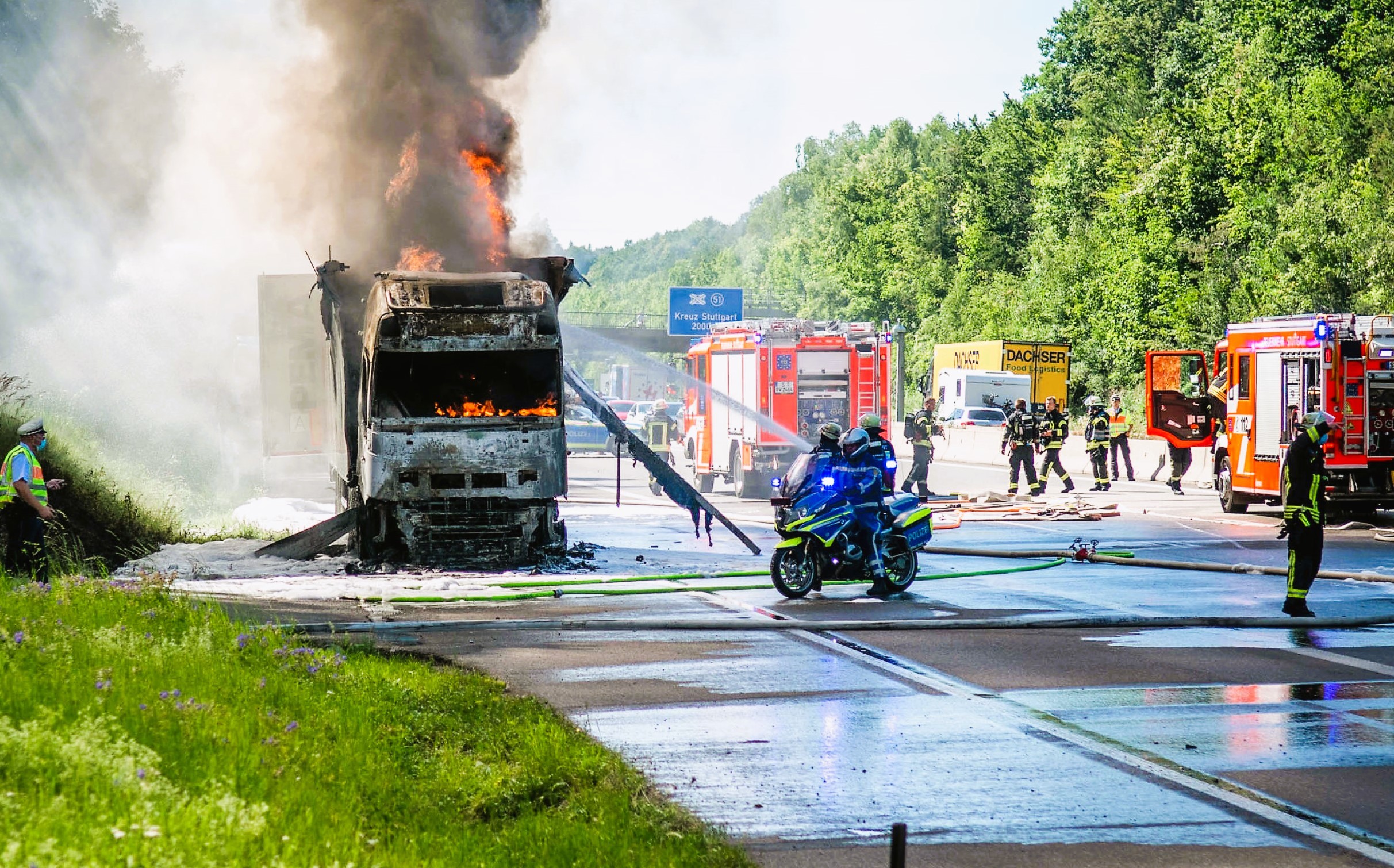 Vollsperrung! Mega-Crash - Serienunfälle mit Lastwagen und Reisebus legen Autobahn lahm!